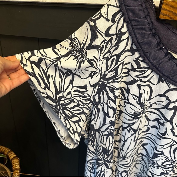 Floral Navy and White Only Necessities Women's Top size 4X - Picture 7 of 11